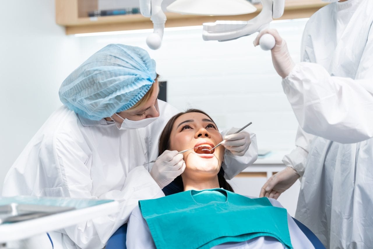 Dentistas trabajando